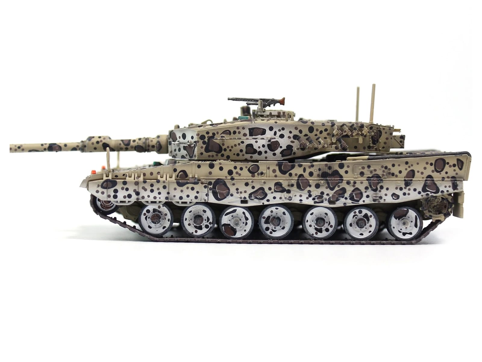 Leopard 2A4 Main Battle Tank "Jaguar Scheme" Austrian Army "Armor Premium" Series 1/72 Diecast Model by Panzerkampf - Image 2