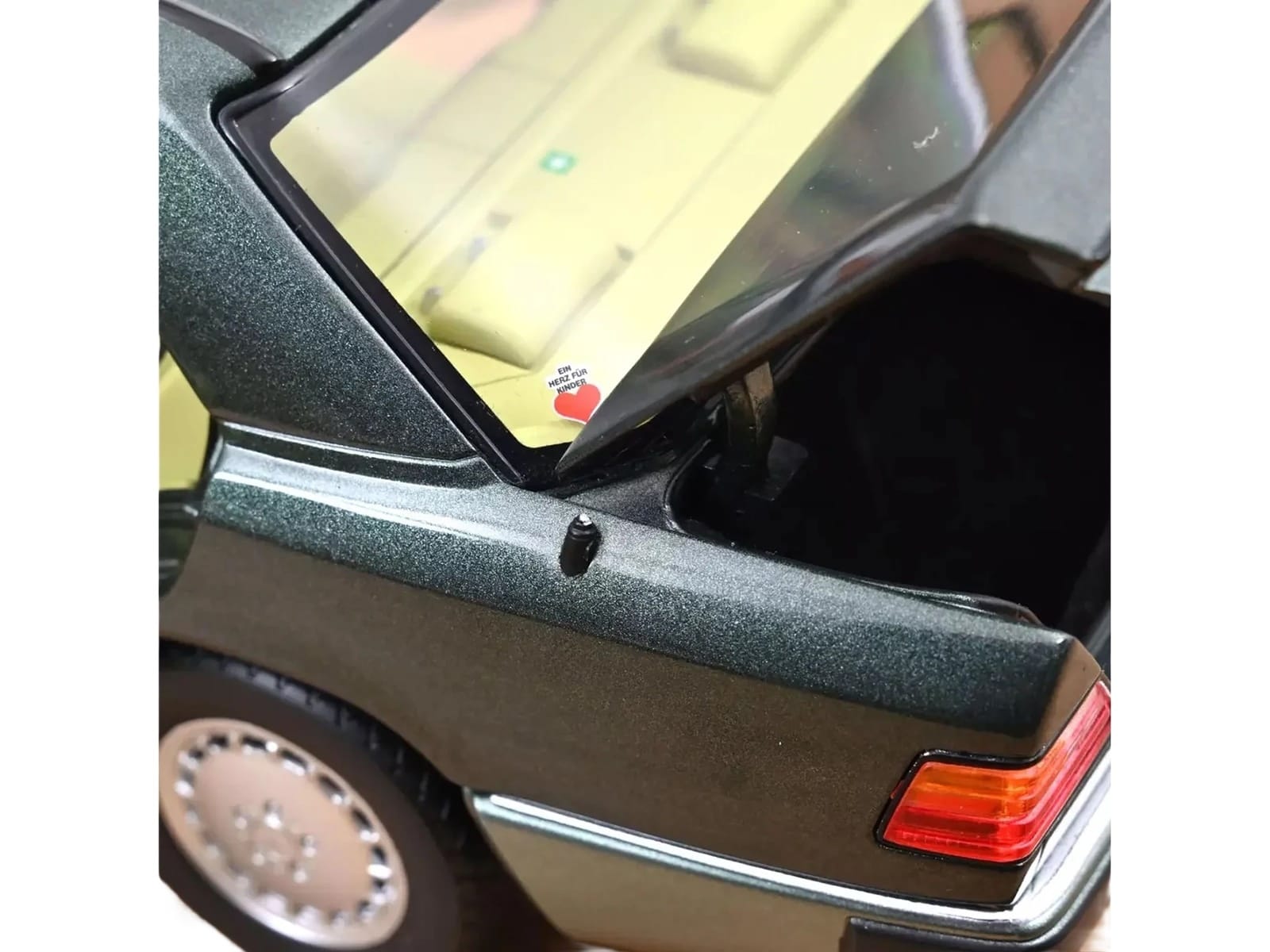 1990 Mercedes-Benz 230 E Night Green Metallic with Green Interior 1/18 Diecast Model Car by Norev - Image 5
