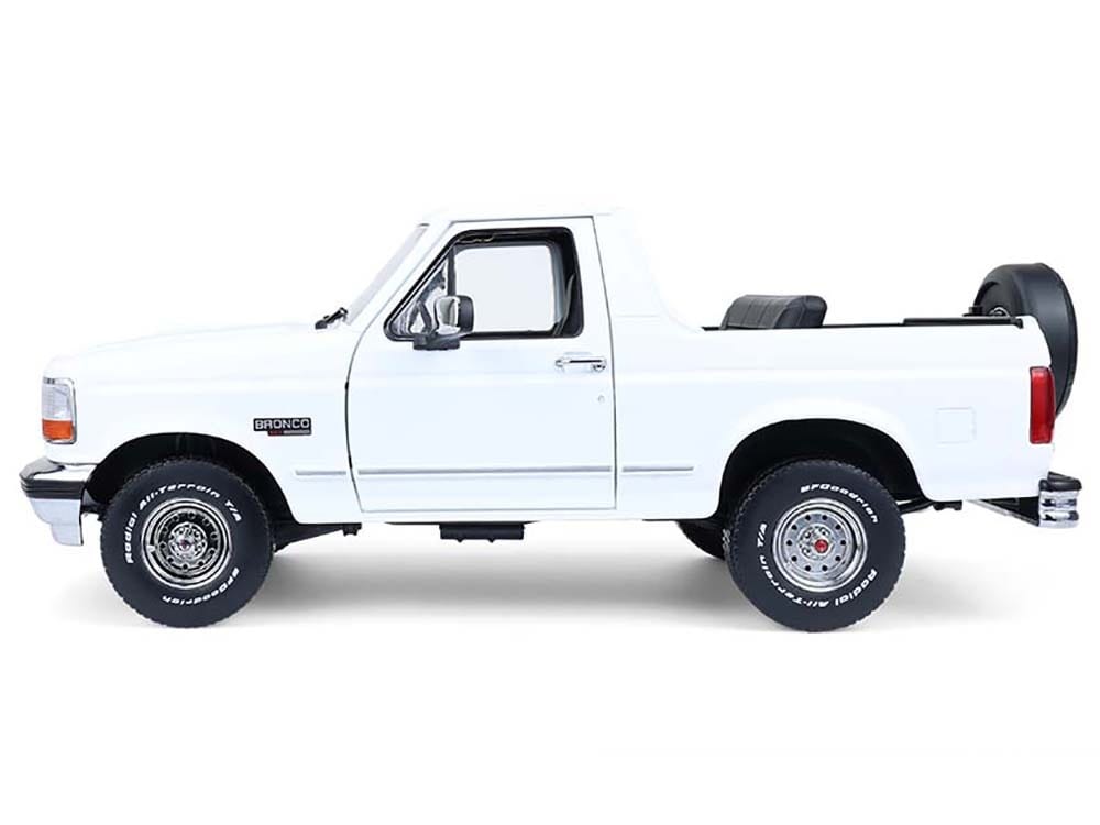 1993 Ford Bronco XLT Oxford White "Artisan Collection" 1/18 Diecast Model Car by Greenlight - Image 3