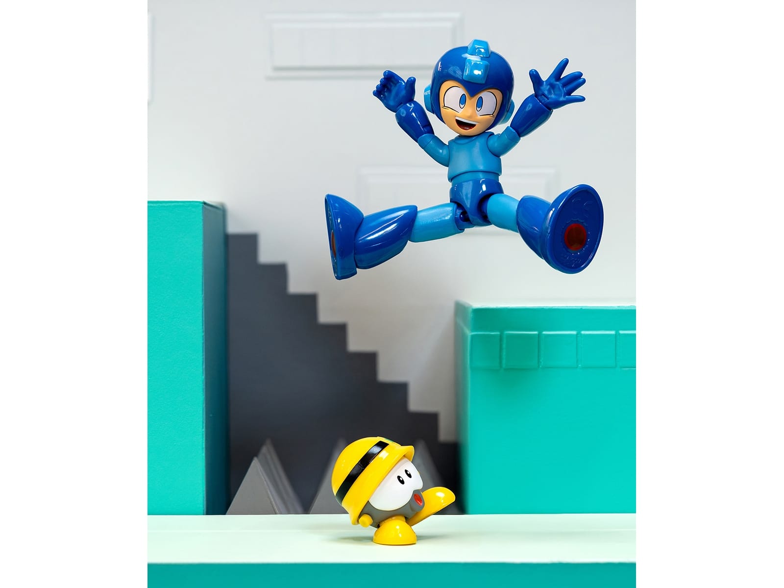 Mega Man 4.5" Moveable Figure (Deluxe Version) with Accessories and Alternate Head and Hands "Mega Man" (1987) Video Game Model by Jada - Image 4