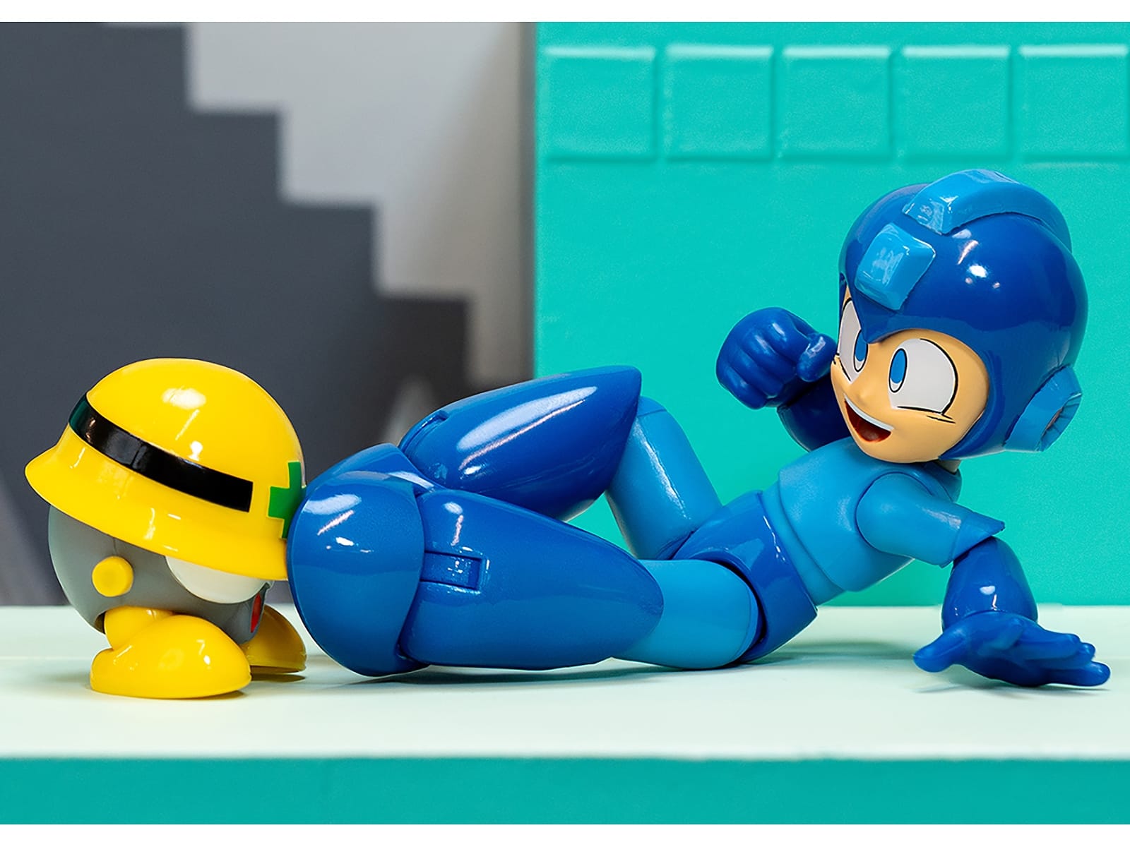 Mega Man 4.5" Moveable Figure (Deluxe Version) with Accessories and Alternate Head and Hands "Mega Man" (1987) Video Game Model by Jada - Image 5