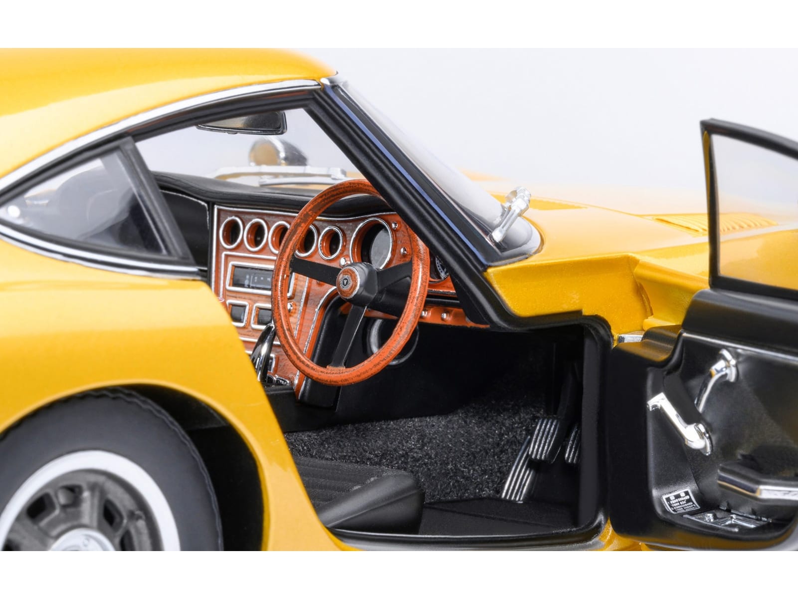 1967 Toyota 2000GT RHD (Right Hand Drive) Gold Metallic 1/18 Model Car by Autoart - Image 4