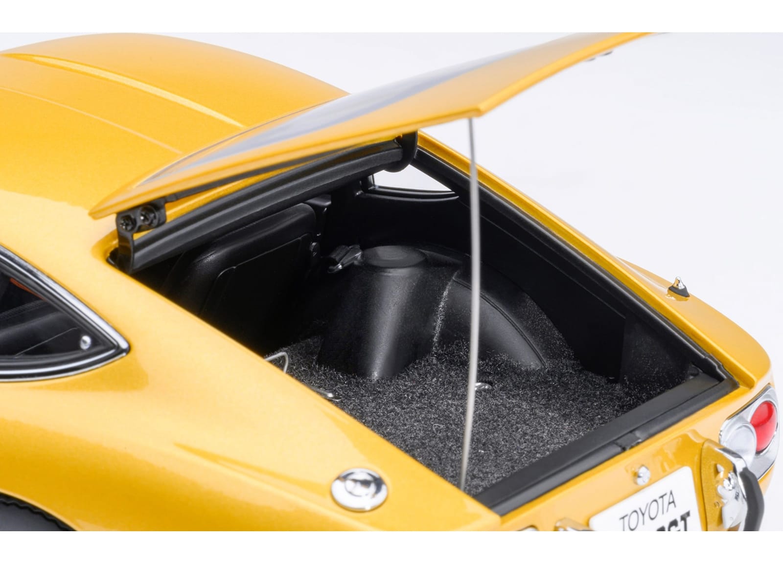 1967 Toyota 2000GT RHD (Right Hand Drive) Gold Metallic 1/18 Model Car by Autoart - Image 5