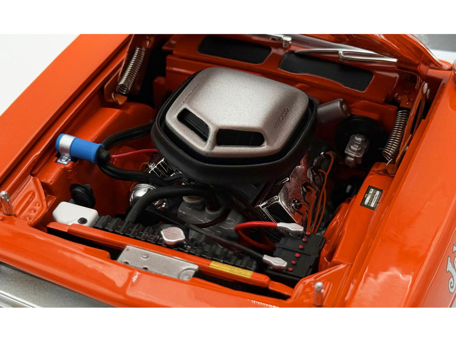 426 HEMI Engine and Transmission Replica from "1970 Plymouth HEMI Cuda" 1/18 Model by ACME - Image 2