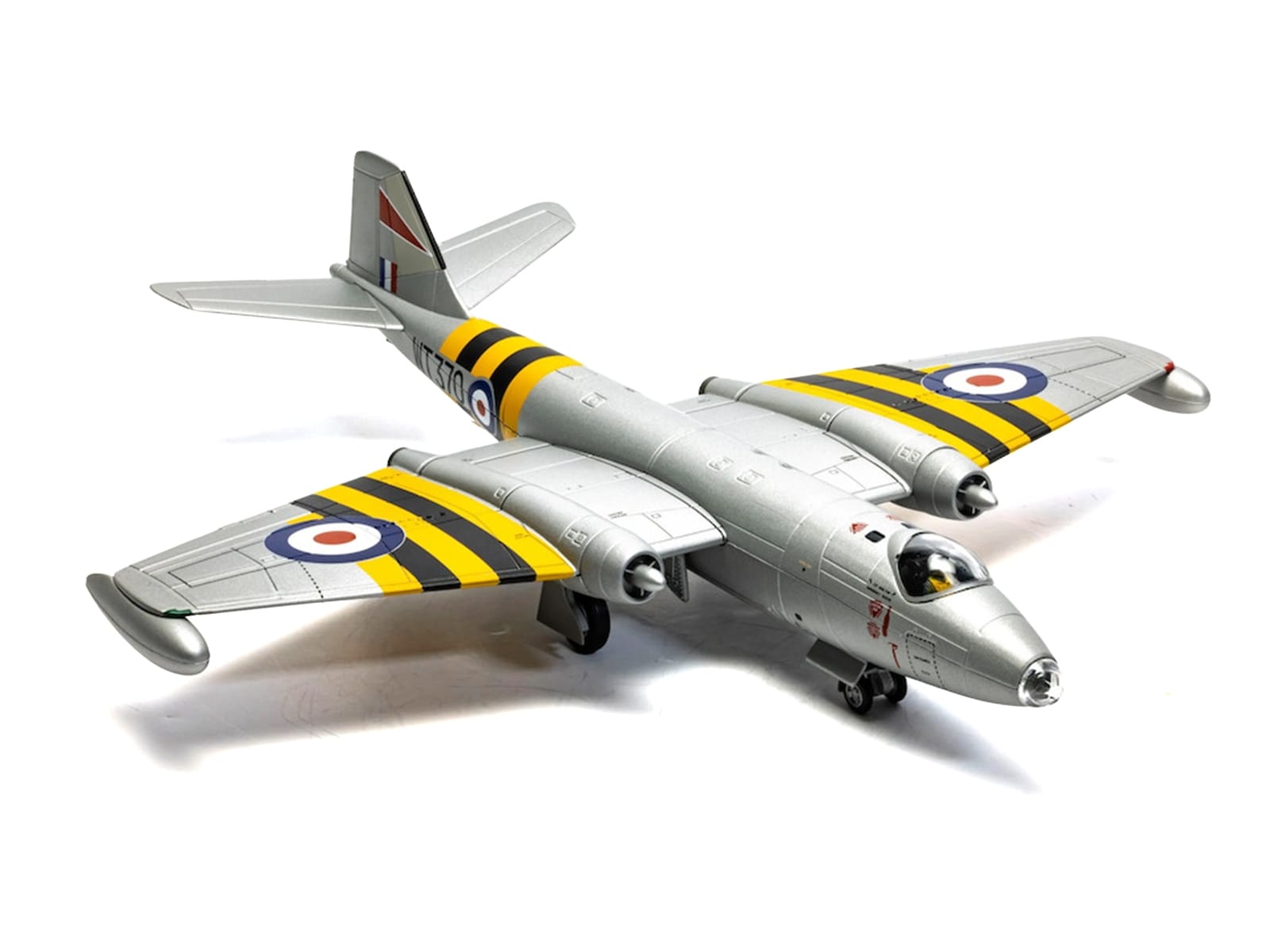 English Electric Canberra B.6 Aircraft "WT370 Wg. Cdr. Paul Mallorie No.139 Squadron Operation Musketeer" (1956) Royal Air Force "The Aviation Archive" Series 1/72 Diecast Model Car by Corgi - Image 3