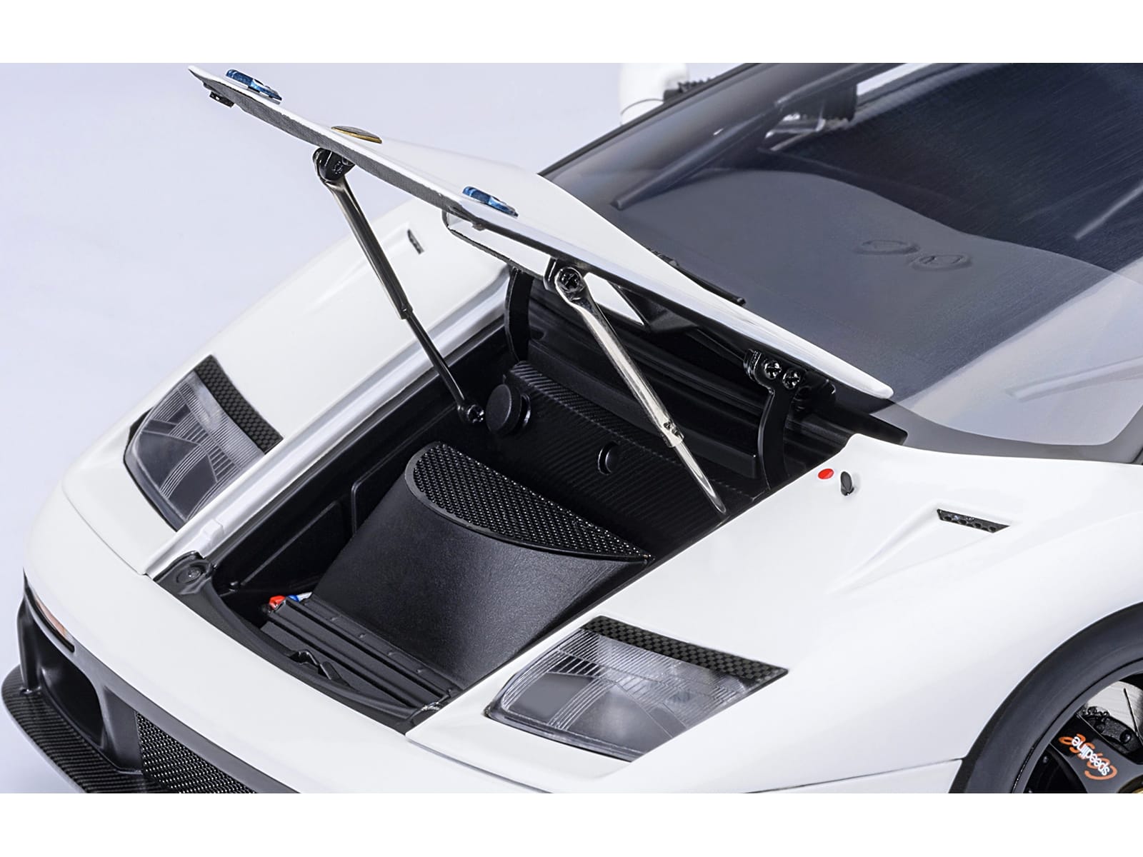 Lamborghini Diablo GTR Impact White 1/18 Model Car by Autoart - Image 3