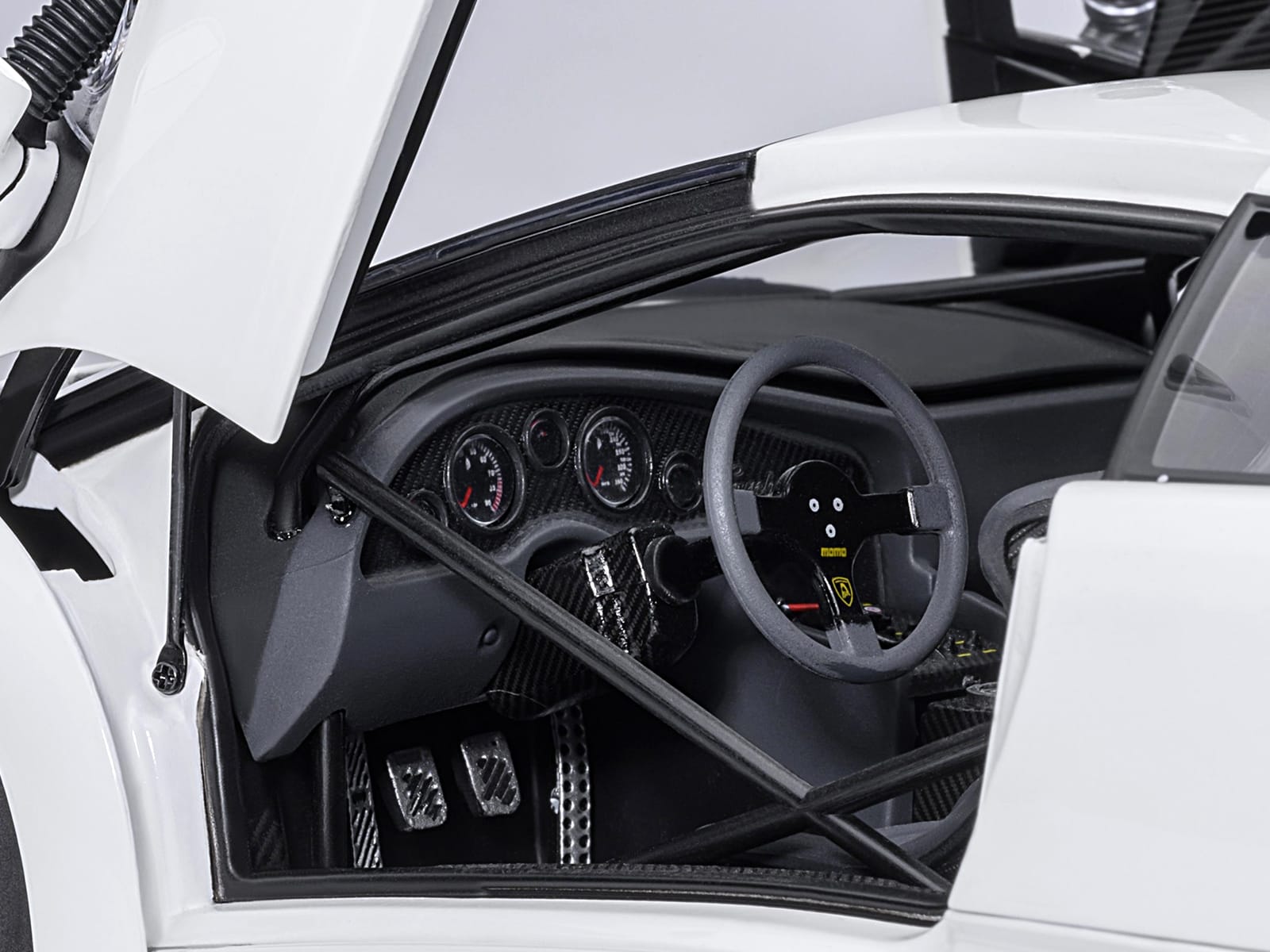 Lamborghini Diablo GTR Impact White 1/18 Model Car by Autoart - Image 4