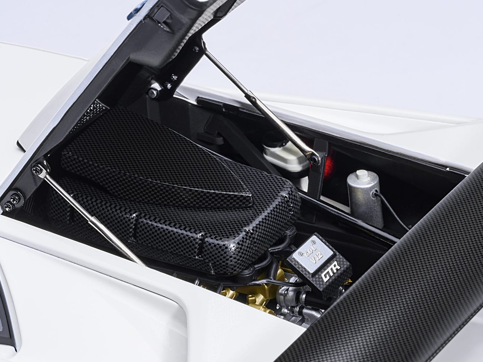 Lamborghini Diablo GTR Impact White 1/18 Model Car by Autoart - Image 5
