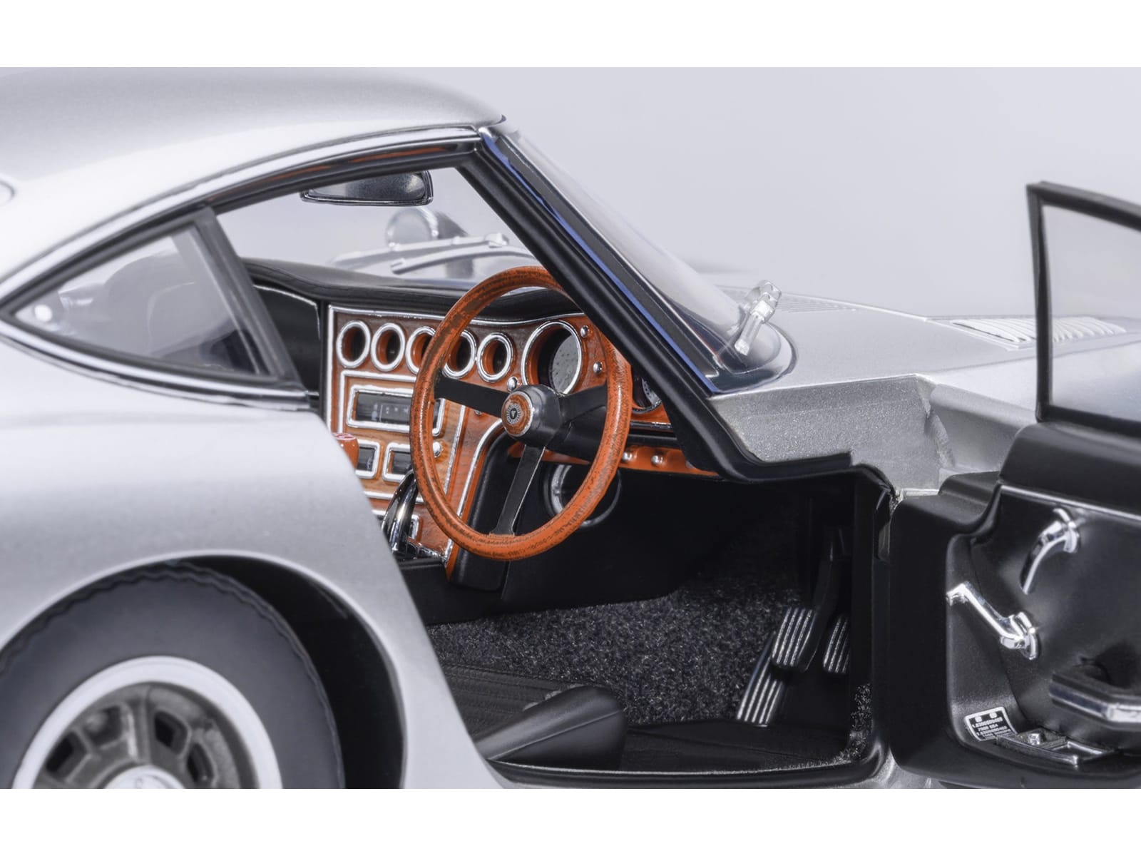 1967 Toyota 2000GT RHD (Right Hand Drive) Silver Metallic 1/18 Model Car by Autoart - Image 4