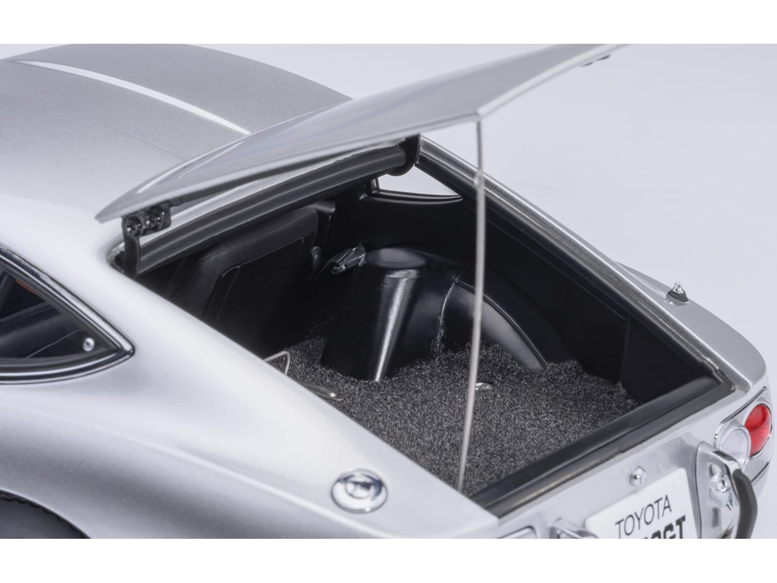 1967 Toyota 2000GT RHD (Right Hand Drive) Silver Metallic 1/18 Model Car by Autoart - Image 5