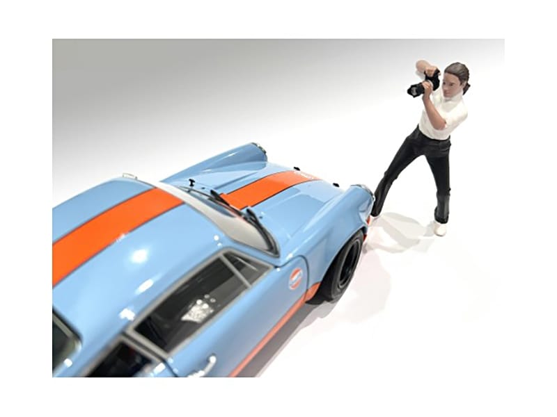"Photographers" Figure #2 for 1/18 Scale Models by American Diorama - Image 2