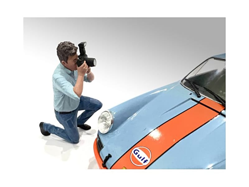 "Photographers" Figure #3 for 1/18 Scale Models by American Diorama - Image 2