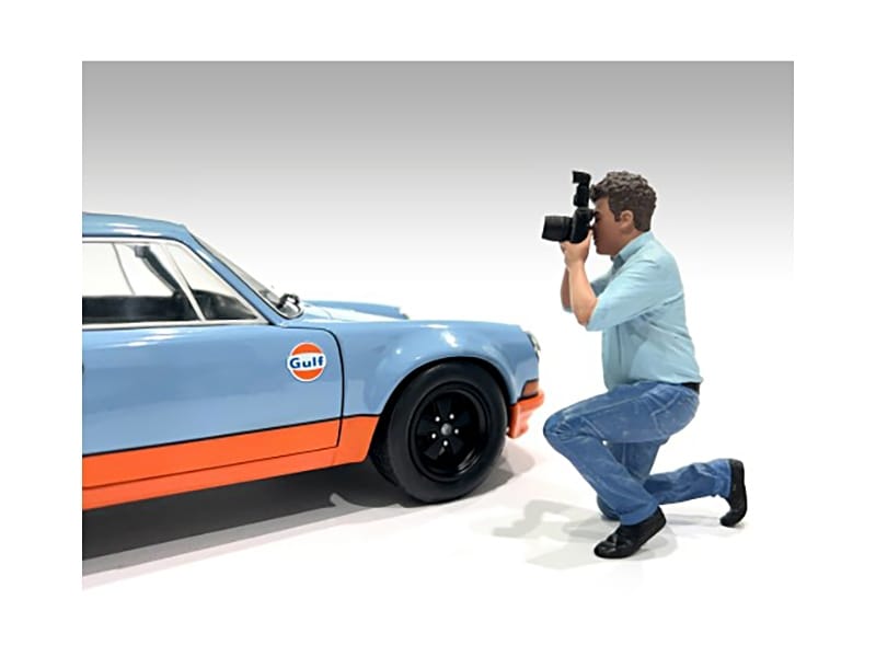 "Photographers" Figure #3 for 1/18 Scale Models by American Diorama - Image 3