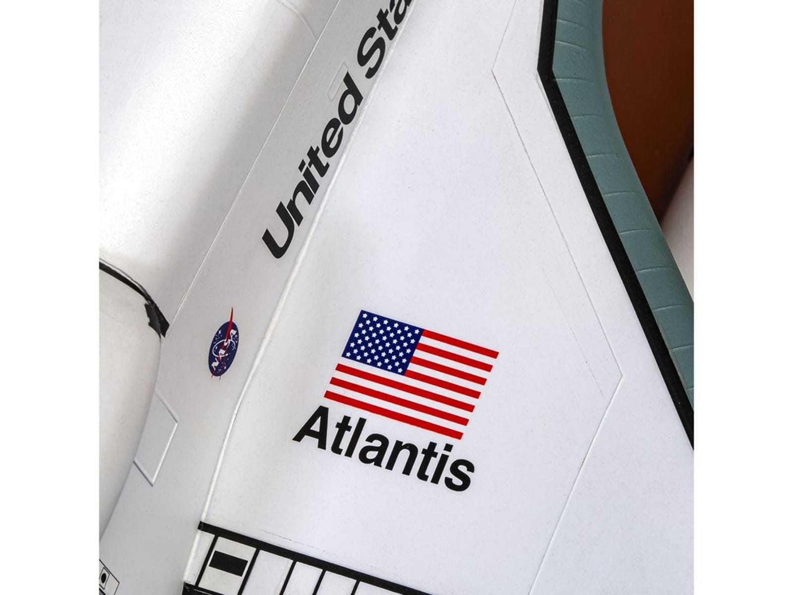 Level 3 Model Kit NASA Discovery Space Shuttle Gift Set 1/144 Plastic Model Kit by Airfix - Image 5