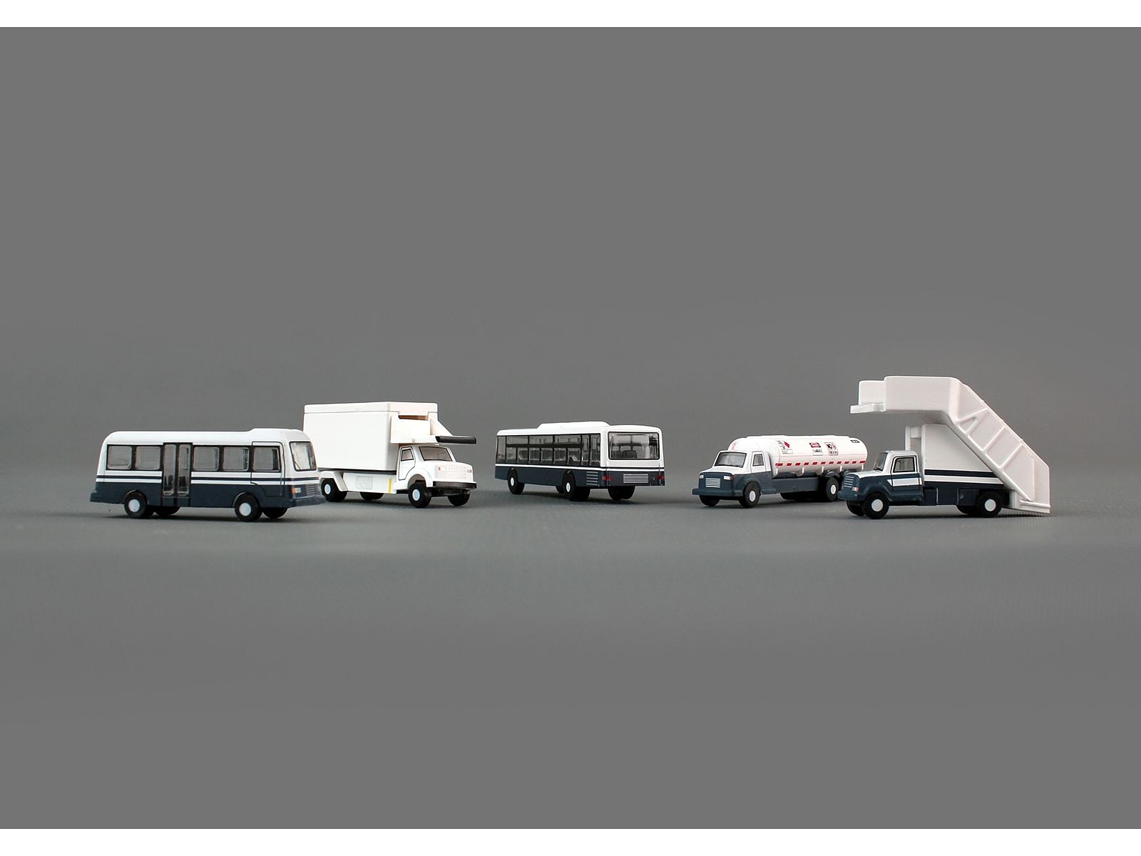 Airport Service Vehicles Set of 5 pieces “Gemini 200” Series Diecast Models by GeminiJets