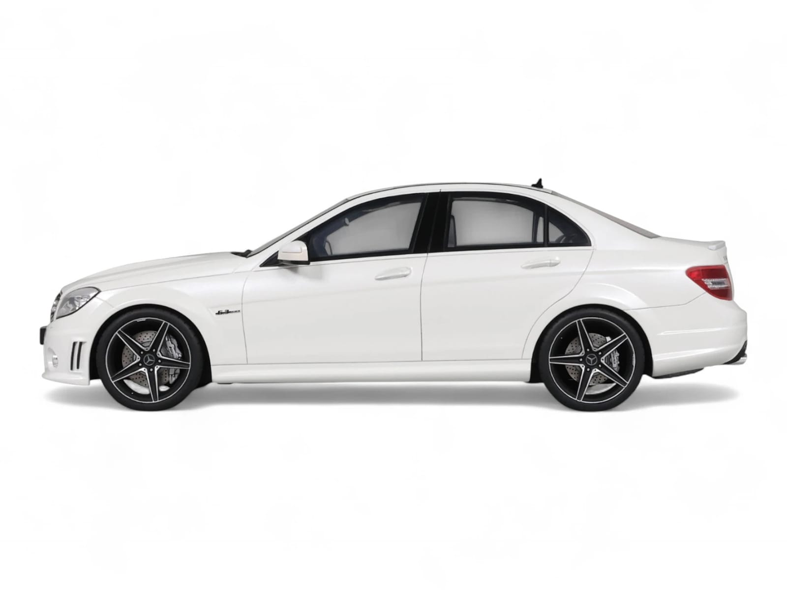 2007 Mercedes-Benz C63 AMG Diamond White 1/18 Model Car by GT Spirit - Image 4