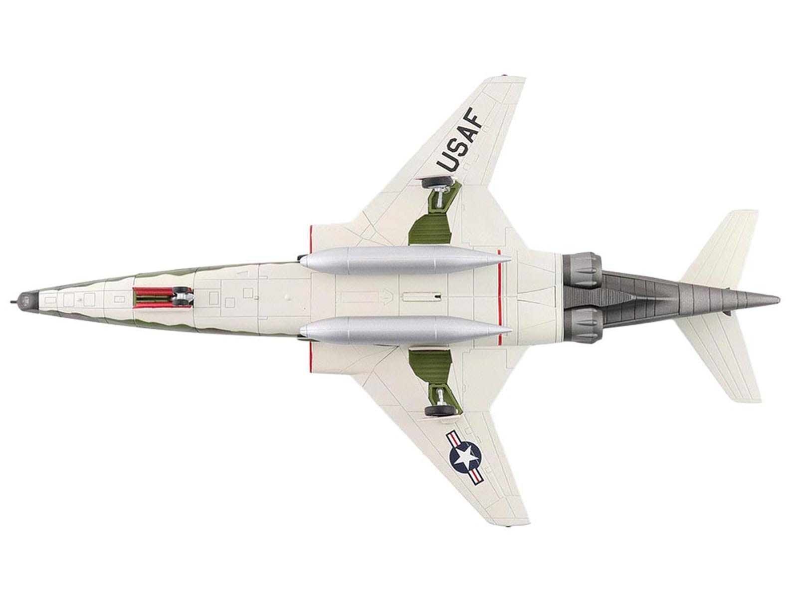 McDonnell RF-101A Voodoo Fighter Aircraft "54-1512 363rd Tactical Reconnaissance Wing Udorn Royal Thai Air Force Base" (1965) United States Air Force "Air Power Series" 1/72 Diecast Model by Hobby Master - Image 5