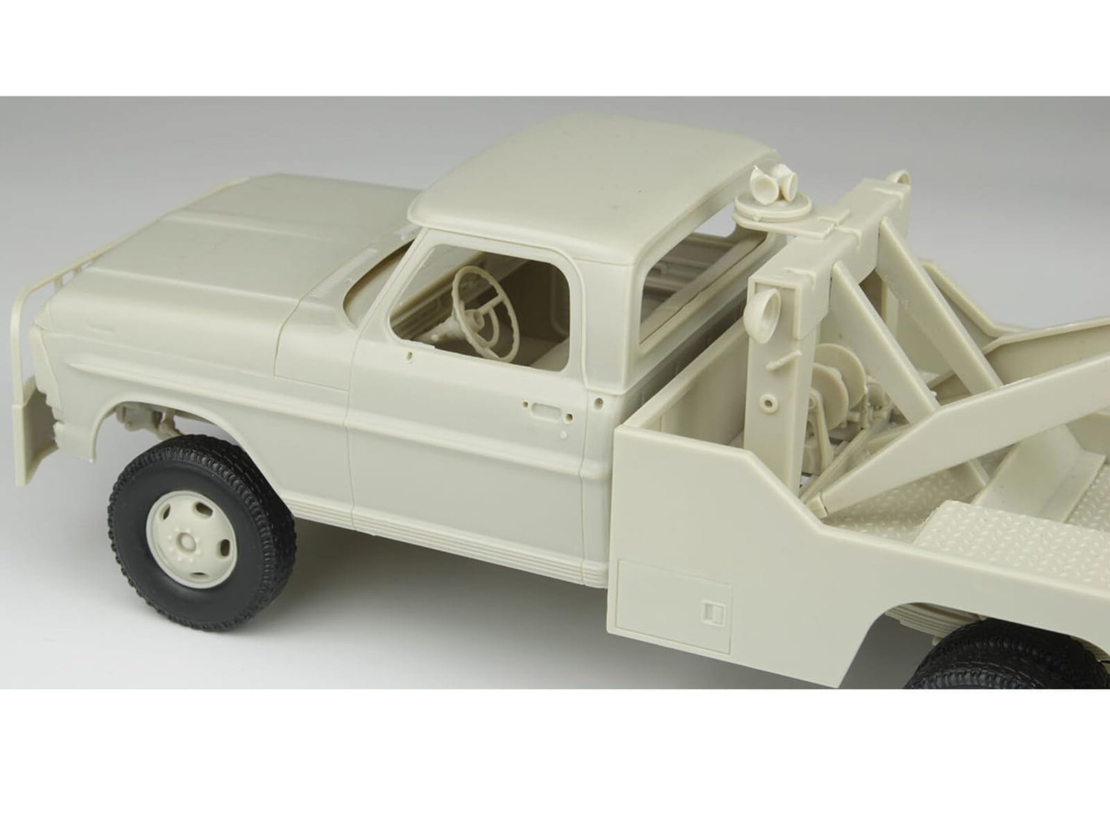 Skill 3 Model Kit 1972 Ford F-350 4x4 Tow Truck High Side Version 1/25 Scale Model by Moebius - Image 3