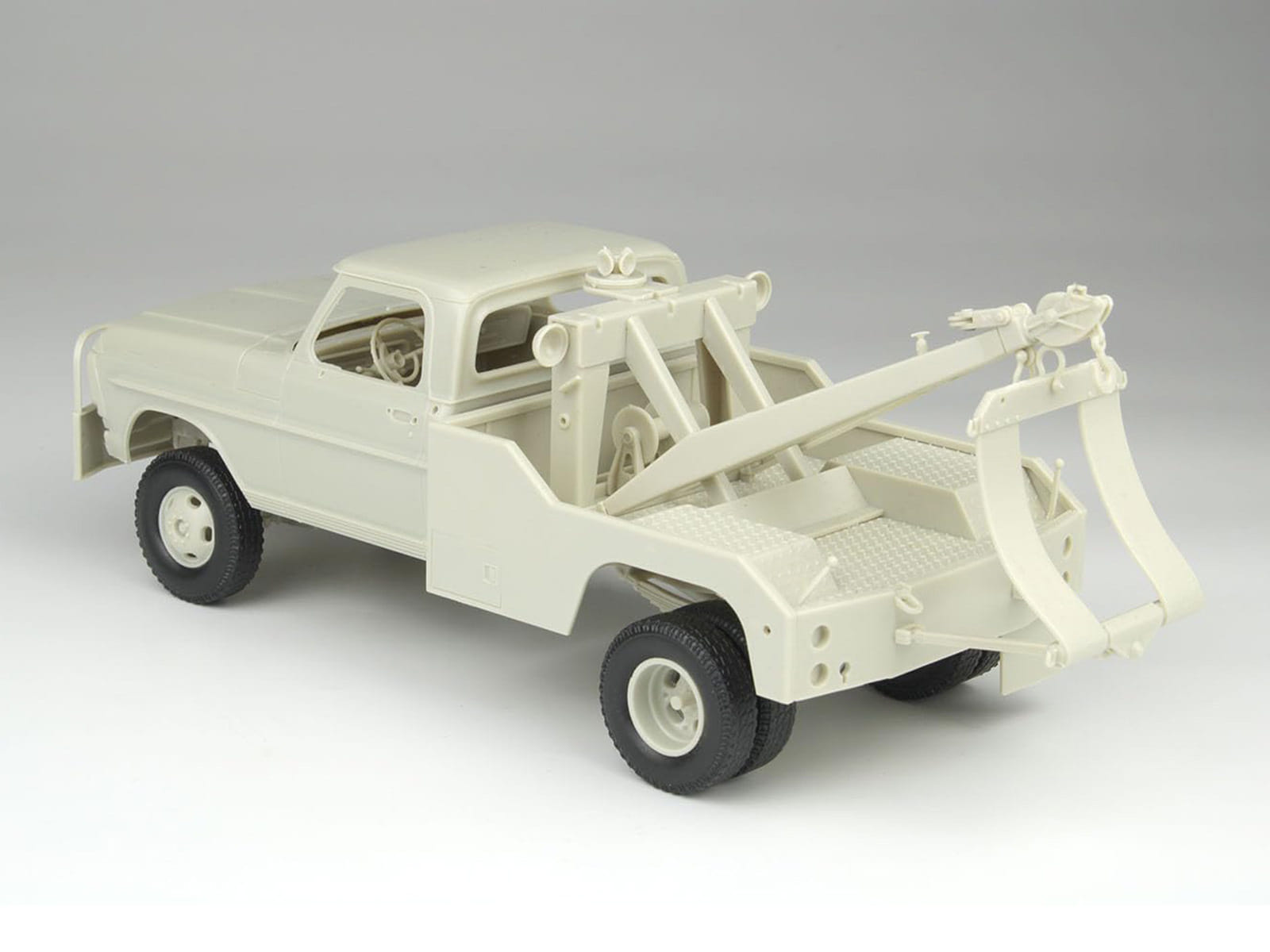 Skill 3 Model Kit 1972 Ford F-350 4x4 Tow Truck High Side Version 1/25 Scale Model by Moebius - Image 4