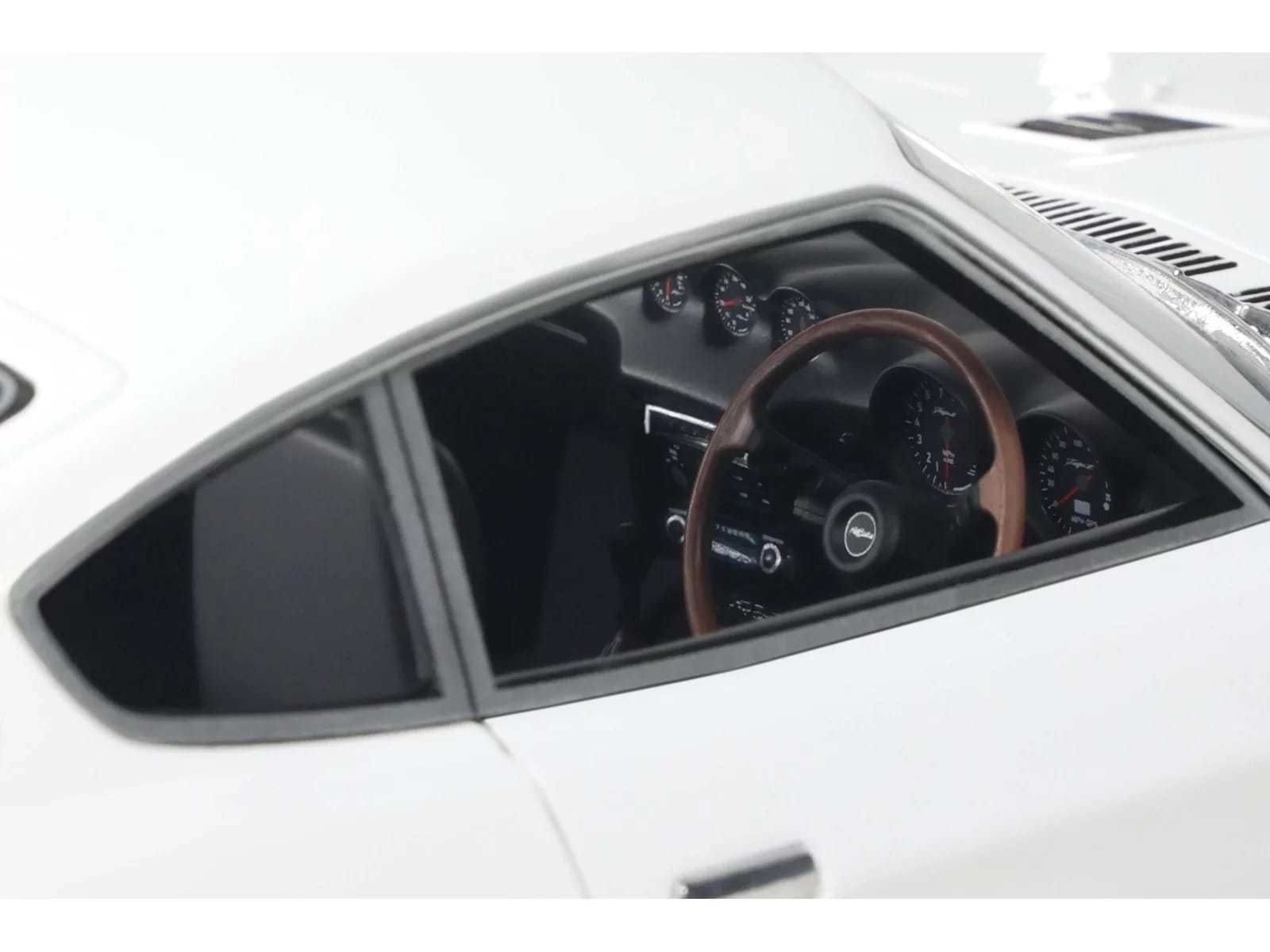 2015 Nissan PANDEM Fairlady Z RHD (Right Hand Drive) White Limited Edition to 2000 pieces Worldwide 1/18 Model Car by Otto Mobile - Image 2