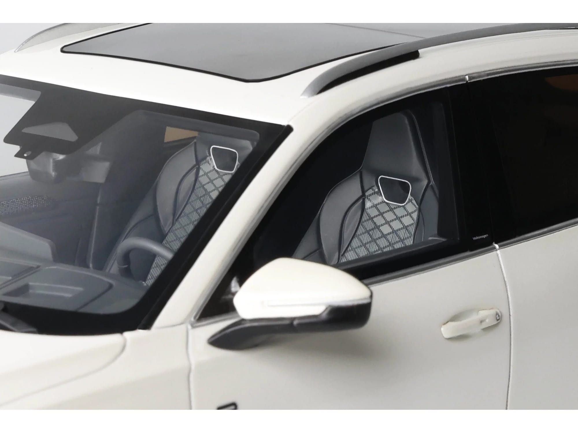2024 Volkswagen Tiguan E Tsi R-Line Oryx White Pearl Limited Edition to 999 pieces Worldwide 1/18 Model Car by Otto Mobile - Image 3