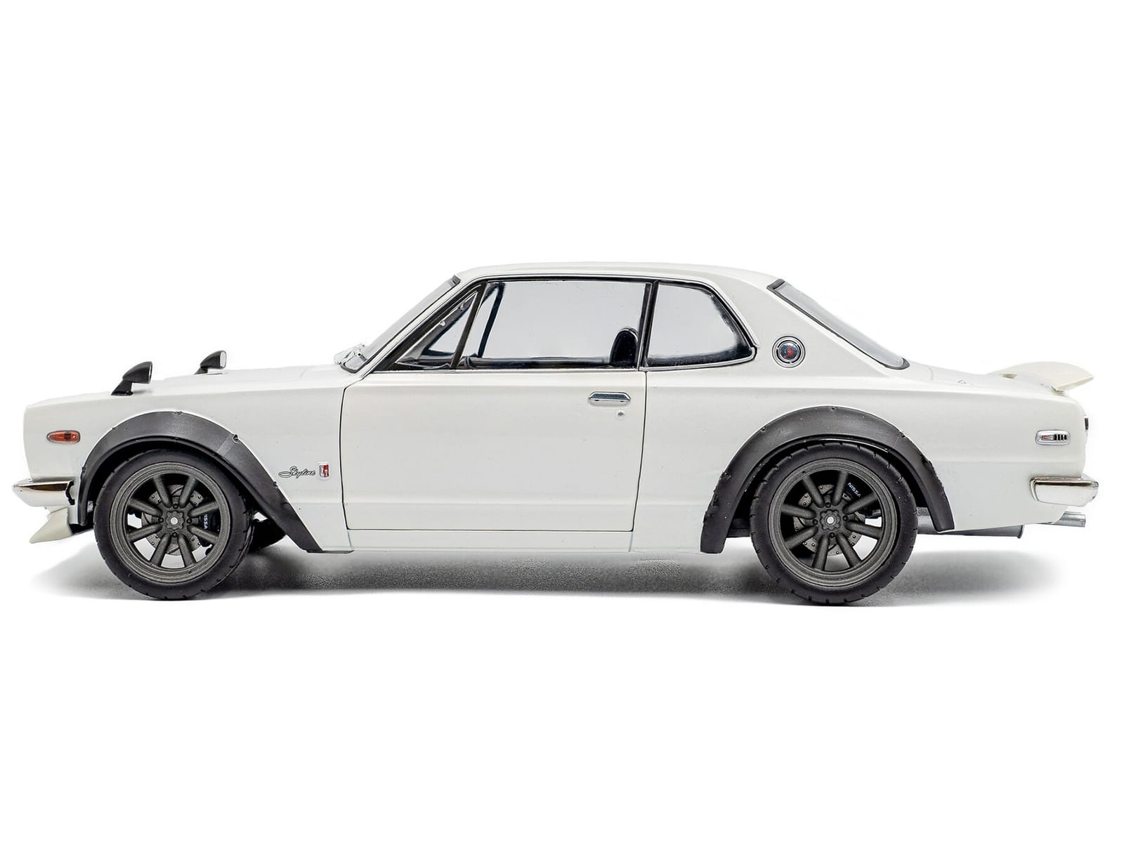 1970 Nissan Skyline (C10) Hakosuka RHD (Right Hand Drive) White 1/18 Diecast Model Car by Solido - Image 3