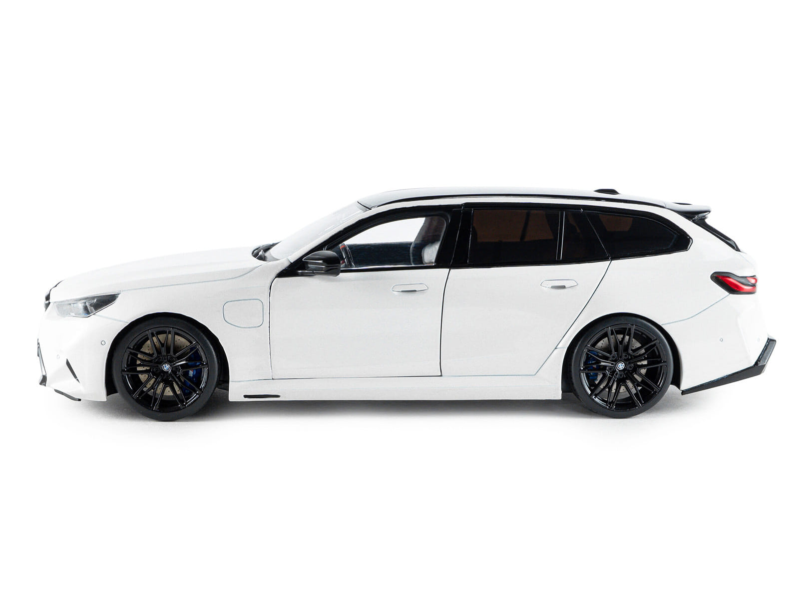 2025 BMW M5 Touring Alpine White with Black Top 1/18 Diecast Model Car by Solido - Image 3